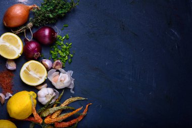 Malzemeler: baharat, biber, sarımsak, otlar. Üstten Görünüm