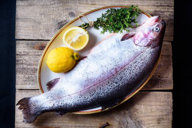 Balık malzemeler çanağı. Taze deniz alabalığı. Akdeniz menüsü.