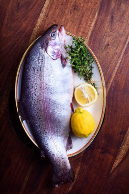 Taze çiğ alabalık veya limon ve otlar ile Somon.