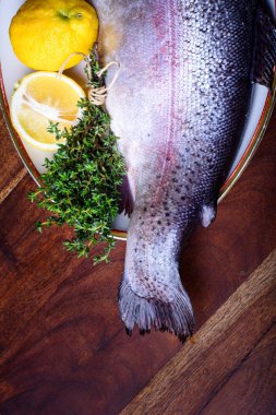 Balık hazırlık masalı, somon veya alabalık. Maddeler tablosundaki.