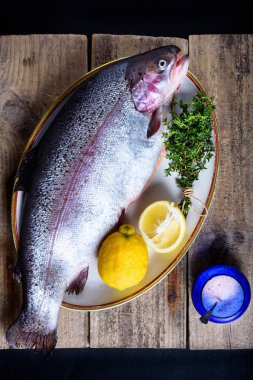 Çiğ somon pembe tuz, otlar ve limon ile. Ana yemek pişirme malzemeleri.