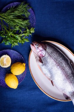 Bütün Balık Pişirme için prepped ediliyordu. deniz alabalığı ya da somon.