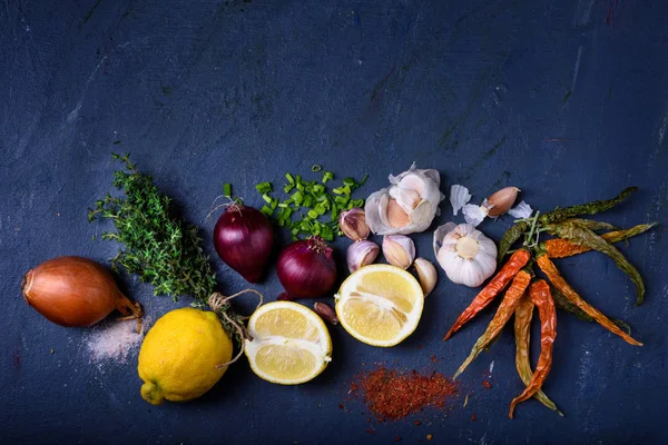 Ingrediënten: specerijen, chili peper, knoflook, kruiden. Bovenaanzicht — Stockfoto