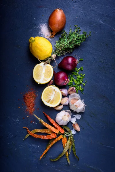 Ingrediënten: specerijen, chili peper, knoflook, kruiden. Bovenaanzicht — Stockfoto