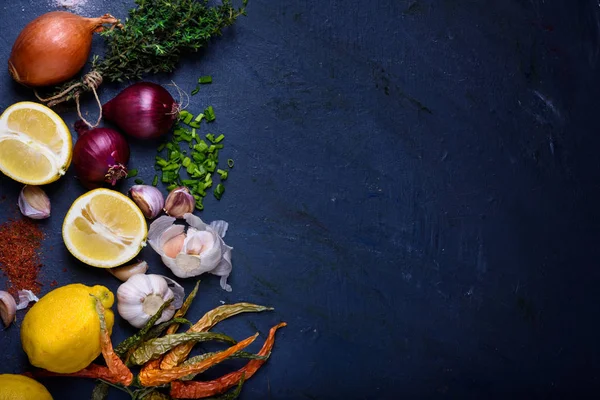 Malzemeler: baharat, biber, sarımsak, otlar. Üstten Görünüm