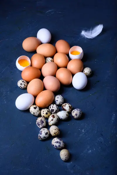 Tavuk ve Bıldırcın yumurta malzemeler pişirme bir masaya. Yakın çekim