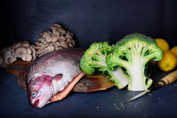 Vissen met koken ingrediënten, vers, rauwe zalm. Close-up — Stockfoto