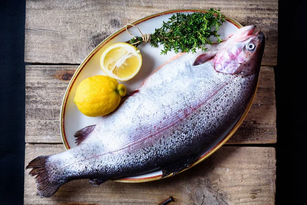 Balık malzemeler çanağı. Taze deniz alabalığı. Akdeniz menüsü.