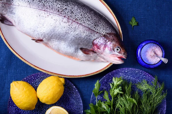 Yüksek açılı görünüş, malzemelerle taze somon.