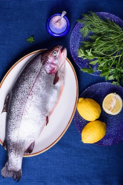 Taze çiğ alabalık veya limon ve otlar ile Somon.