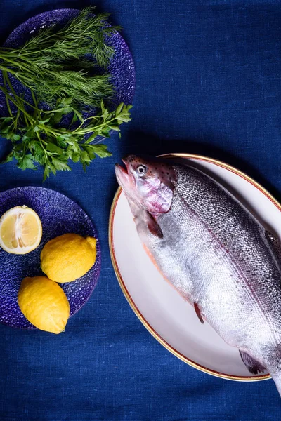 Bütün Balık Pişirme için prepped ediliyordu. deniz alabalığı ya da somon.