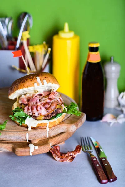 Delicious Burger Potato Chips Bacon Served Maionese Copy Space — Stock Photo, Image