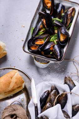 Midye ya da midye, arka planda bir kasede kabuklu deniz hayvanı, mesaj alanı. Genel Görünüm.