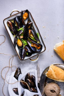 Midye ya da midye, arka planda bir kasede kabuklu deniz hayvanı, mesaj alanı. Genel Görünüm.