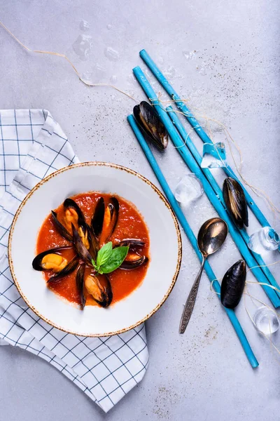 Deliciosos Mejillones Marisco Con Salsa Tomate Albahaca Almejas Sopa Conchas — Foto de Stock