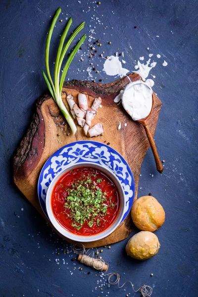 Rode Bietensoep Met Zure Room Borsch Met Spek Specerijen Houten — Stockfoto