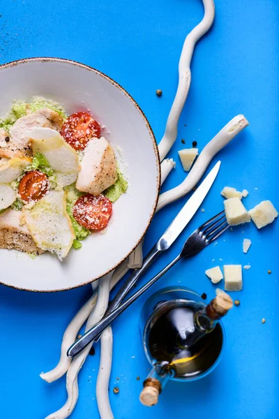 Caesarsallad Med Kyckling Och Ost Skål Sallad Med Grillad Kyckling Stockbild