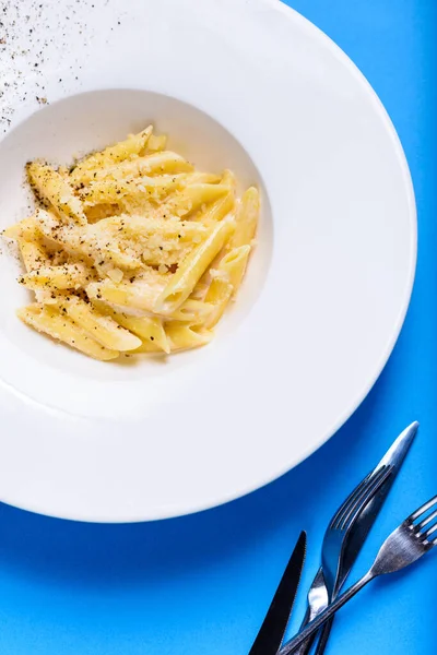 Smaklig Aptitretande Klassisk Italiensk Penne Pasta Med Krämig Sås Och Royaltyfria Stockfoton