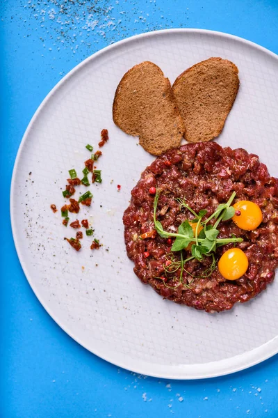 Biff Tartare Råbiff Hackad Och Serverad Med Vaktelägg Traditionell Italiensk Stockbild