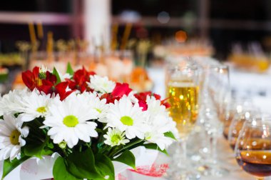 abur cubur ile şenlikli bir masaya çiçek