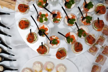 Masada atıştırmalıklar var.