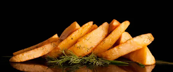 Masanın üzerine kızarmış patates