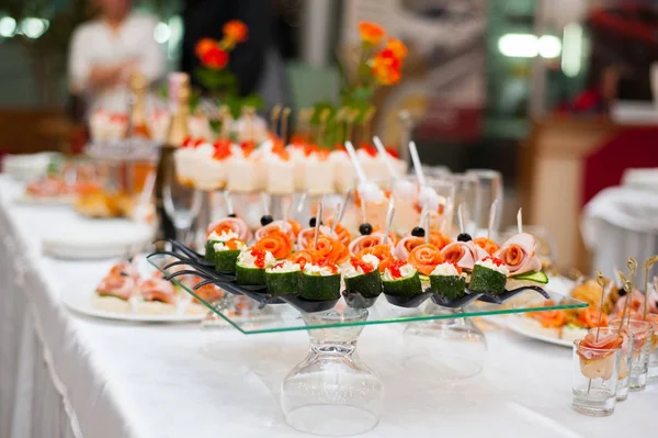 Festive Table Buffet Snacks Beverages — Stock Photo, Image