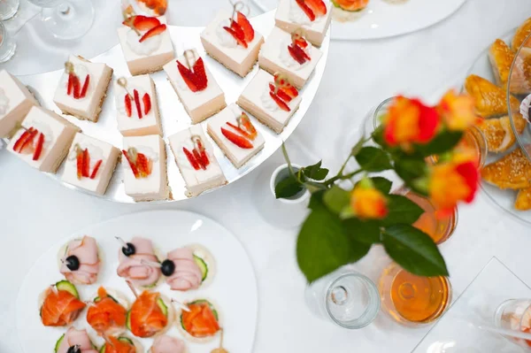  Üstten Görünüm, aperatifler, açık büfe çiçek şenlikli bir tablo