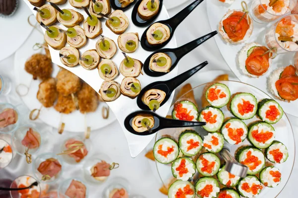 çeşitli atıştırmalıklar ile açık büfe, görünümü top