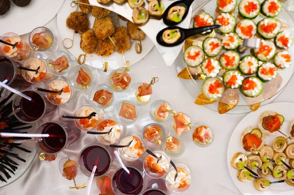 Feestelijke Tafel Buffet Met Hapjes Drankjes — Stockfoto