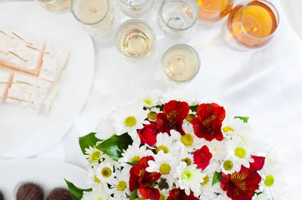 Açık büfe bir şenlikli masaya çiçek