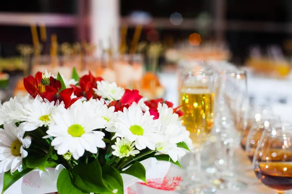 abur cubur ile şenlikli bir masaya çiçek