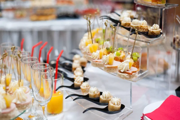 Festival tablo, atıştırmalıklar ve içecekler ile açık büfe
