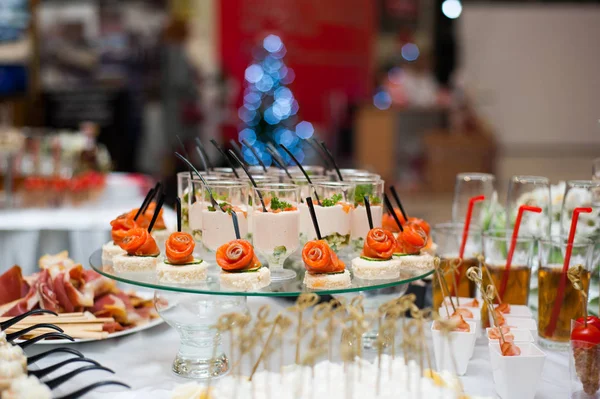 Masanın üzerinde farklı atıştırmalıklar