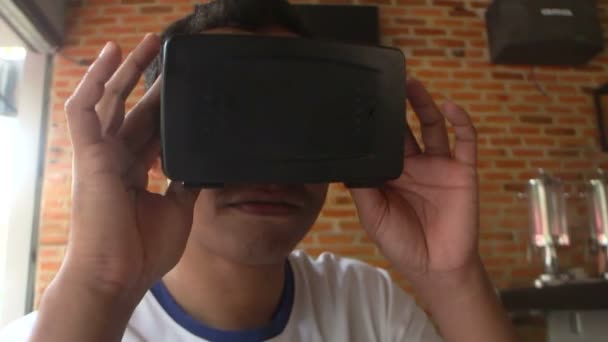 Realidad virtual VR: Persona de color usando auriculares de realidad virtual - Variación # 3 — Vídeo de stock