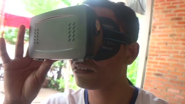 Realidade Virtual VR: Pessoa de Cor Usando Headset de Realidade Virtual - Variação # 4 — Vídeo de Stock