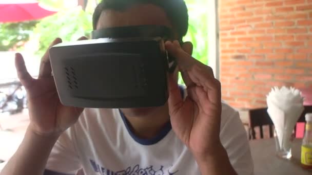 Realidade Virtual VR: Pessoa de Cor Usando Headset de Realidade Virtual - Variação # 5 — Vídeo de Stock