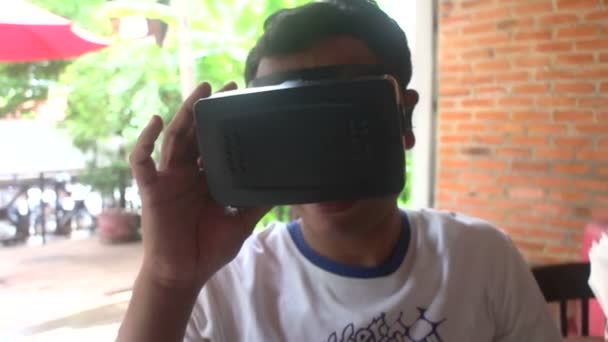 Realidade Virtual VR: Pessoa de Cor Usando Headset de Realidade Virtual - Variação # 6 — Vídeo de Stock