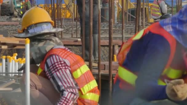 PHNOM PENH, CAMBODIA-6 DE MAYO DE 2017: MCU de par de trabajadores de la construcción que tienden a la fundación de un sitio de construcción — Vídeo de stock