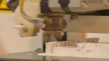 Aşırı yakın çekim 3d yazıcı kafasının tepsi üzerine beyaz plastik malzeme yazdırma