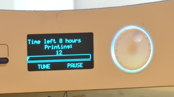 Ecu der Statusanzeige auf einem 3D-Drucker, die die verbleibende Zeit anzeigt — Stockvideo