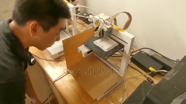 Técnico de visão de alto ângulo monitora impressora 3D na oficina de um fabricante — Vídeo de Stock