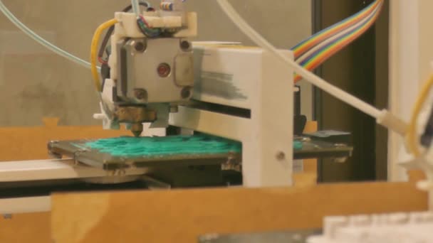 Střední detail 3d tiskárnu v provozu v laboratoři výrobce prostoru coworkingu — Stock video