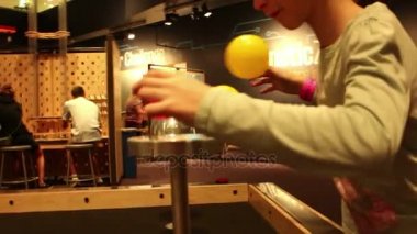 Orlando, Fl: Ocak 2017 - kızlardan pek çok plastik toplar hava jetleri bir bilim merkezi Tarih Dengeleme ile yakından