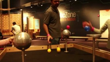 Orlando, Ca: Ocak 2017 - kızlar topları bir bilim merkezi ABD'de bir küre üzerinde acele hava jetleri yerleştirin