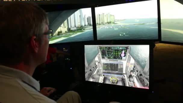 ORLANDO, FL: CIRCA JANUARY 2017 - A man uses a military simulator at a virtual reality exhibition — Stock Video