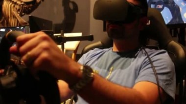 Orlando Fl: Ocak 2017 - bir adam bir sanal gerçeklik tabanlı kokpit Formula yarış simülatörü bir sergi ile çalış