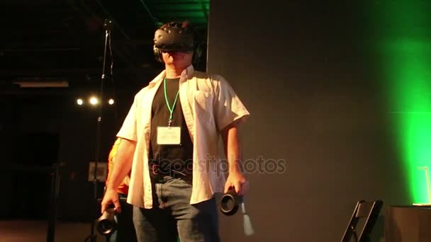 Орландо, Флорида: Близько 2017 січня - чоловік готує його Vr контролери під час носіння вулик гарнітуру на виставці Віртуальна реальність — стокове відео