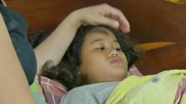 Bir hasta çok kültürlü Asyalı kızın annesi ile yakın çekim