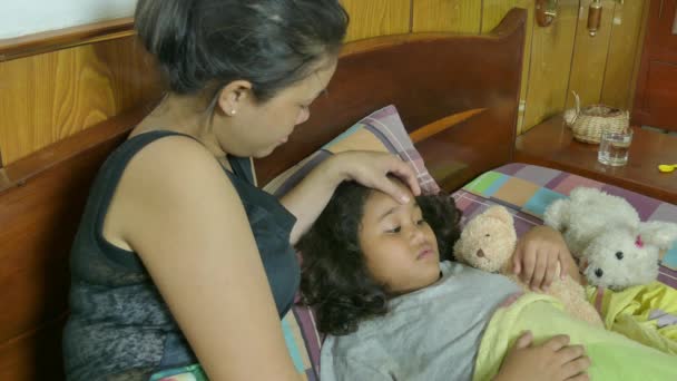 Pohled na médium vysoký úhel asijské matky s dcerou nemocný — Stock video